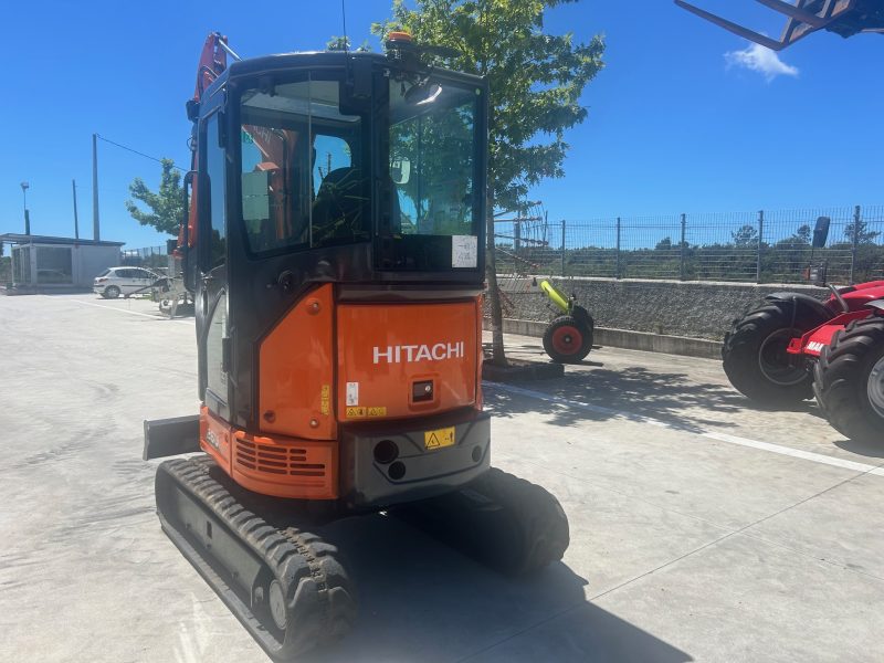 MINIEXCAVADORA HITACHI ZX26