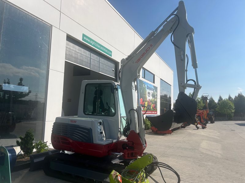 MINIEXCAVADORA TAKEUCHI TB250