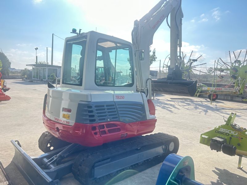 MINIEXCAVADORA TAKEUCHI TB250