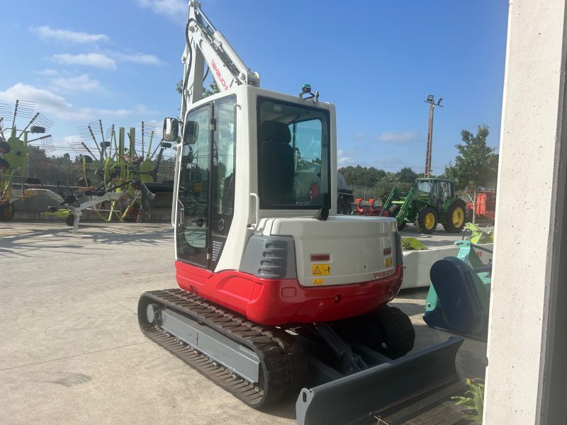 MINIEXCAVADORA TAKEUCHI TB250