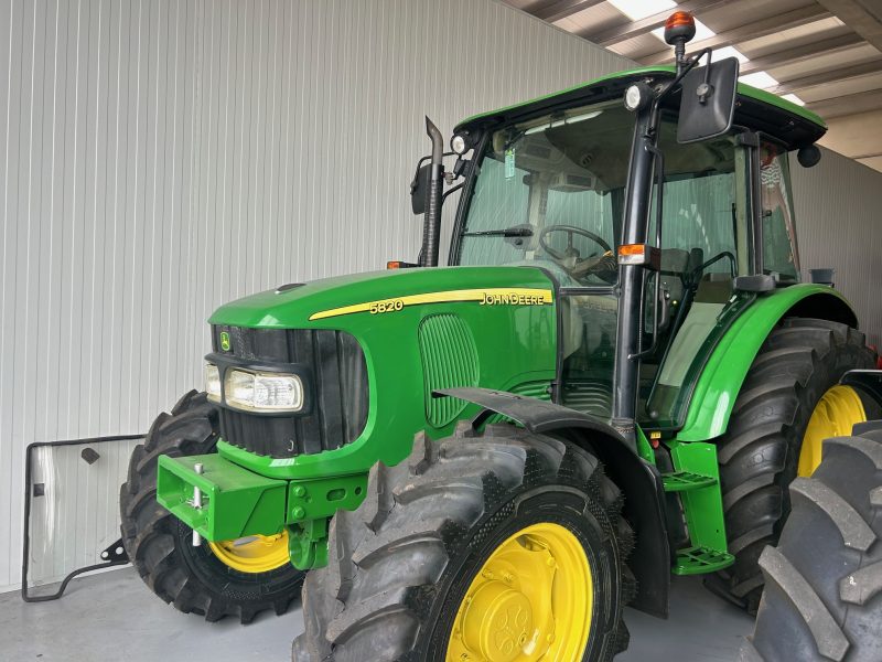 TRACTOR JOHN DEERE 5820